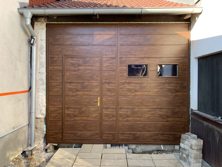 Dvoukřídlá garážová zateplená vrata se vstupními dveřmi a okýnky - tmavý dub, rovný hladký povrch