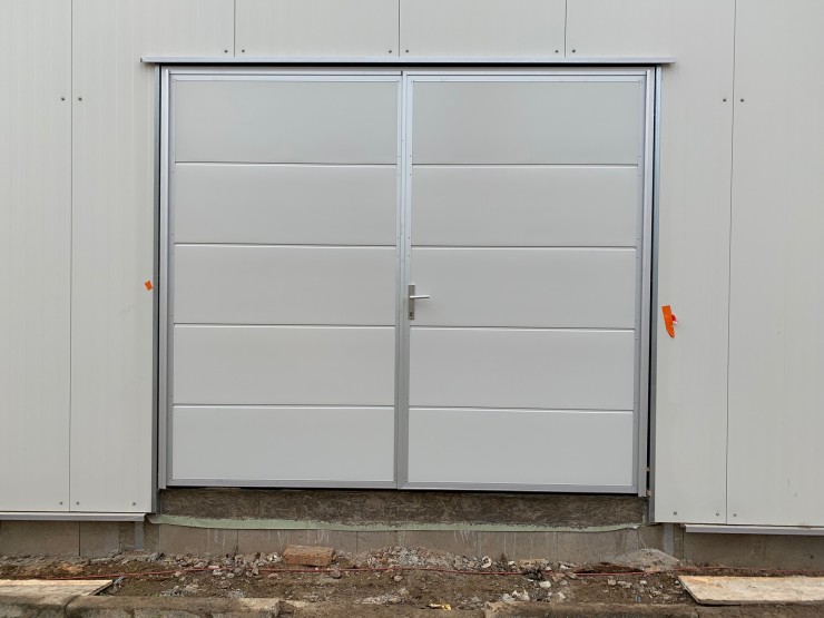 Dvoukřídlá garážová vrata - bílá, rovný hladký povrch