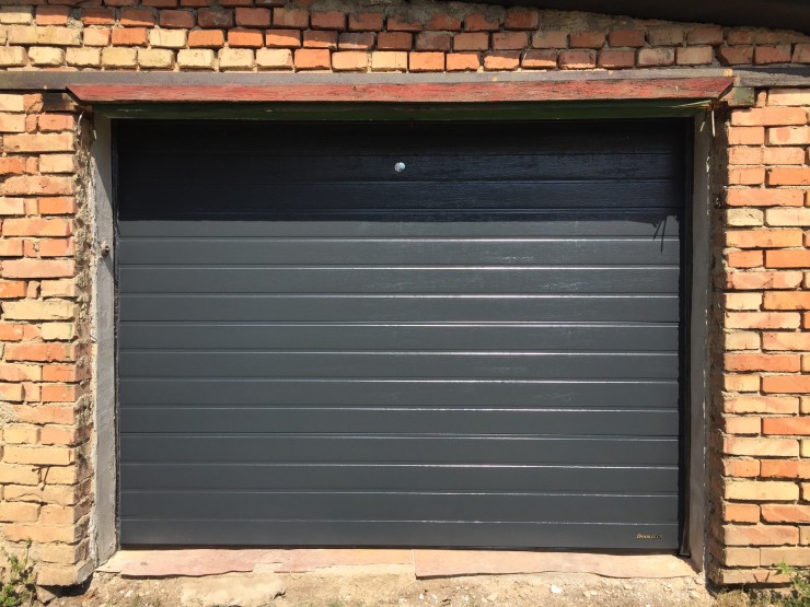 sekční vrata - 7016 antracit, S-line lamela, woodgrain