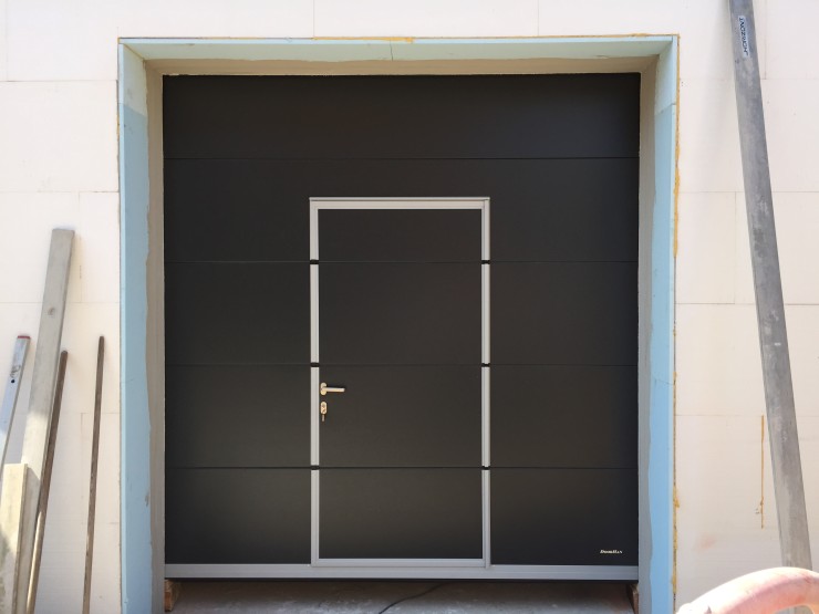 sekční vrata se vstupními dveřmi - 7016 antracit, rovný, hladký povrch