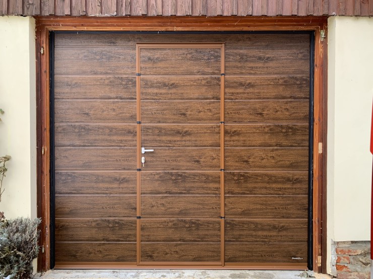 sekční vrata se vstupními dveřmi - ořech, M-line drážka, woodgrain