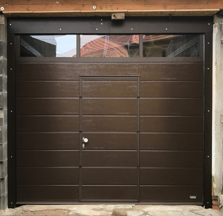 sekční vrata se vstupními dveřmi a prosvětlovacím panelem- 8014 drážka, woodgrain