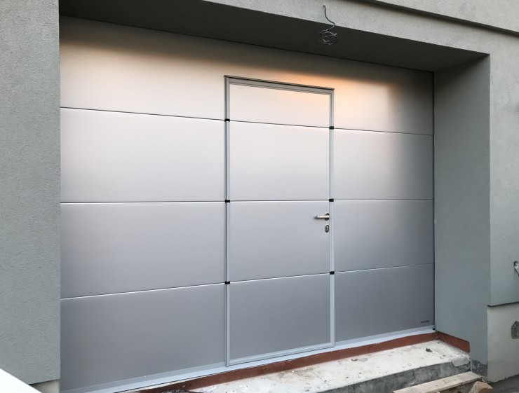 sekční vrata se vstupními dveřmi - stříbrná, rovný hladký povrch