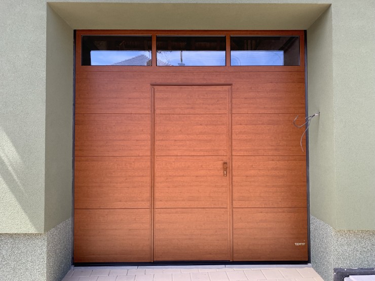 sekční vrata se vstupními dveřmi a prosvětlovacím panelem - soft cherry, rovný, hladký povrch