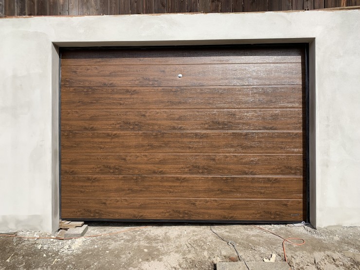sekční vrata - tmavý dub,M-line, povrch wood grain