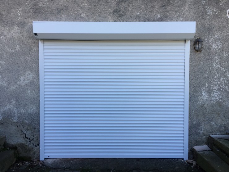 Rolovací garážová vrata bílá