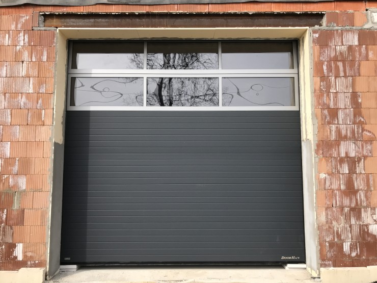 Sekční průmyslová vrata s prosvětlovacím panelem - antracit RAL 7016, lamela, povrch stucco