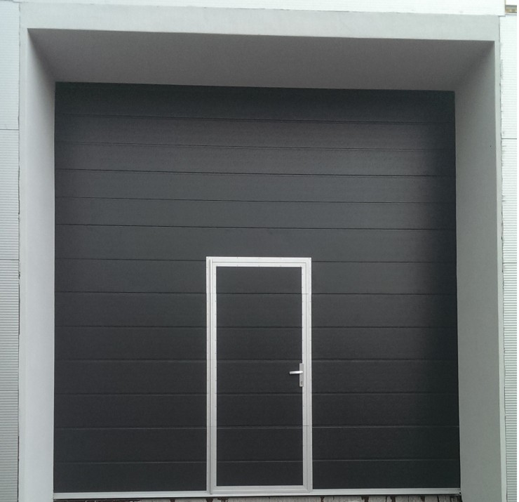 sekční průmyslová vrata se vstupními dveřmi - antracit RAL 7016, S-line lamela , woodgrain