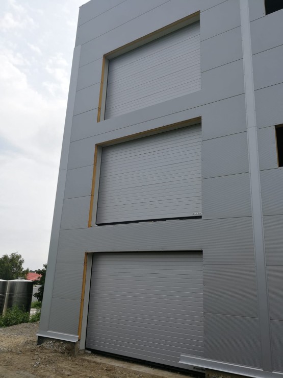 sekční průmyslová vrata - stříbrná lamela, povrch stucco