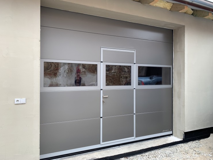 sekční průmyslová vrata s prosvětlovacím panelem a vstup. dveřmi- RAL 9007, povrch hladký rovný