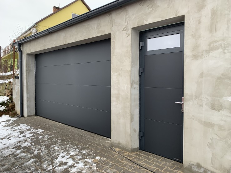 sekční vrata + boční garážové dveře - RAL 7016, rovný hladký povrch