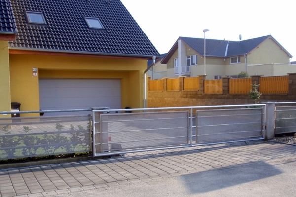 Posuvná brána na kolejnici - montáž a řešení na míru