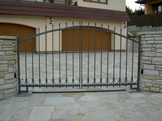 Křídlové brány - montáž a řešení na míru