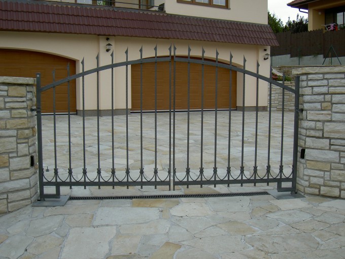 Křídlové brány - montáž a řešení na míru