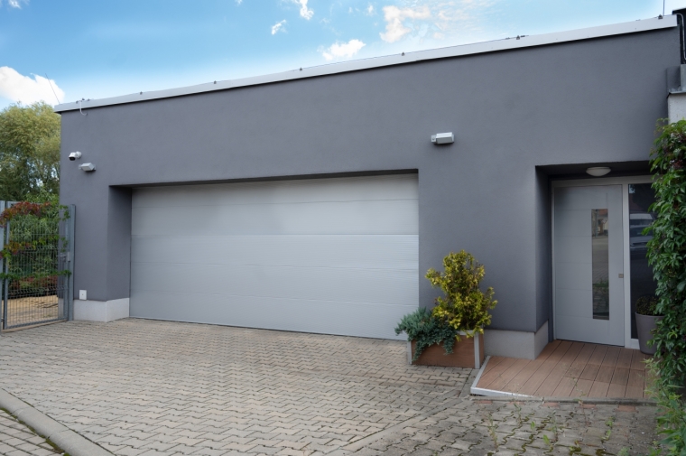 Sekční garážová vrata – montáž a řešení na míru