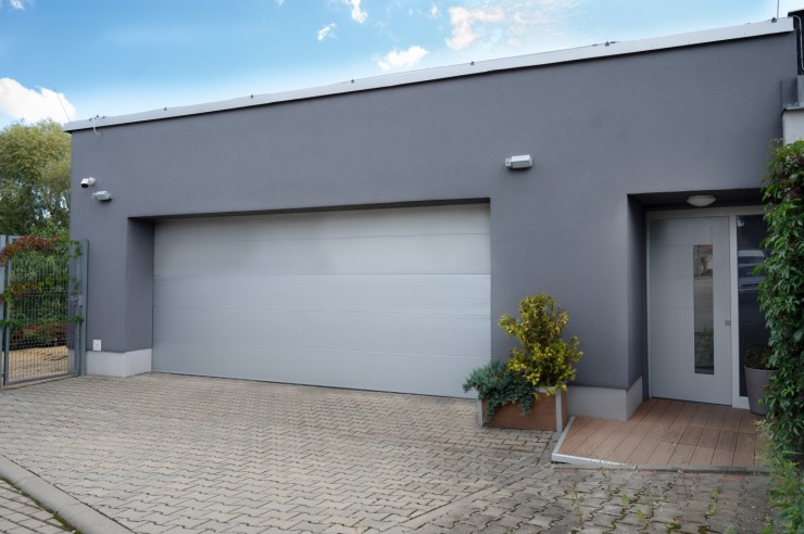 Sekční garážová vrata – montáž a řešení na míru