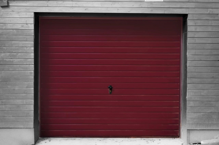 Výklopná garážová vrata - montáž a řešení na míru