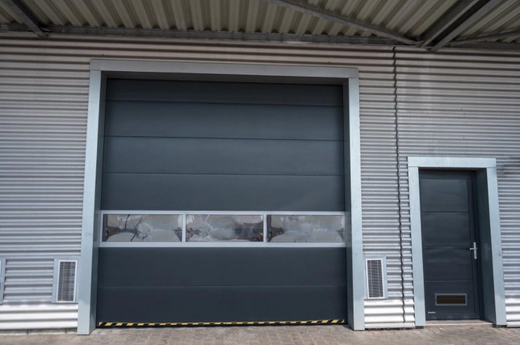 Sekční průmyslová vrata - montáž a řešení na míru